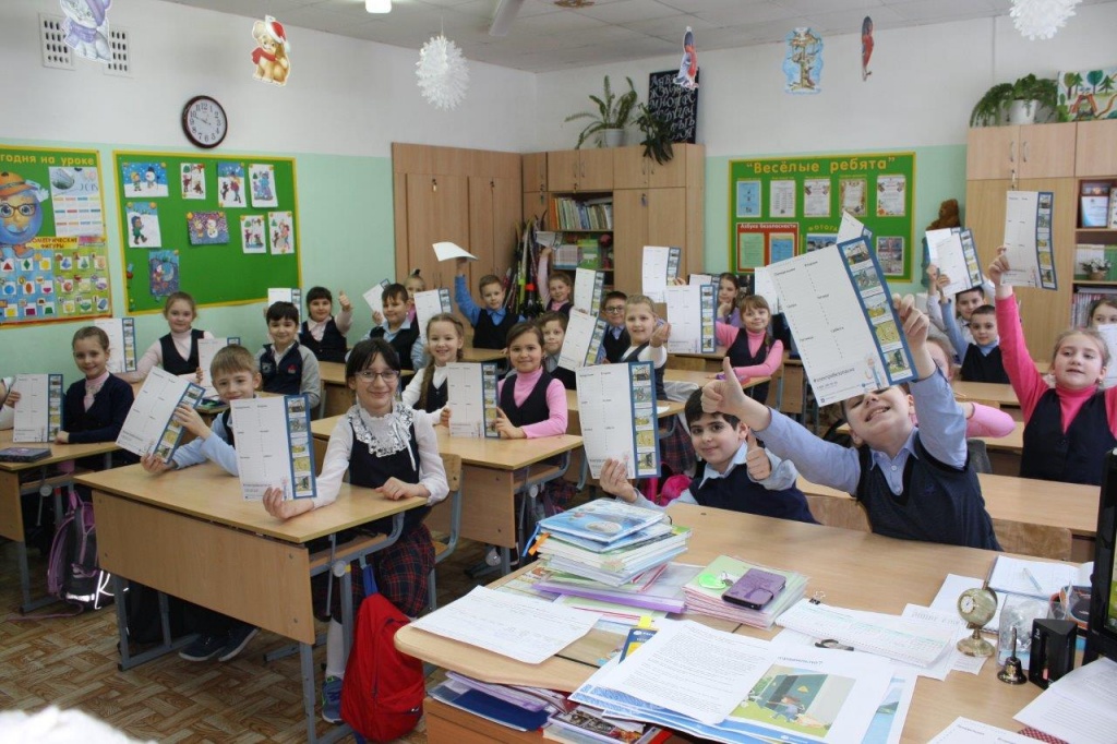 занятие в школе 18. картинка школы реальной. школьники 2 класс. школа 18 подольск. первое занятие в малышкиной школе.