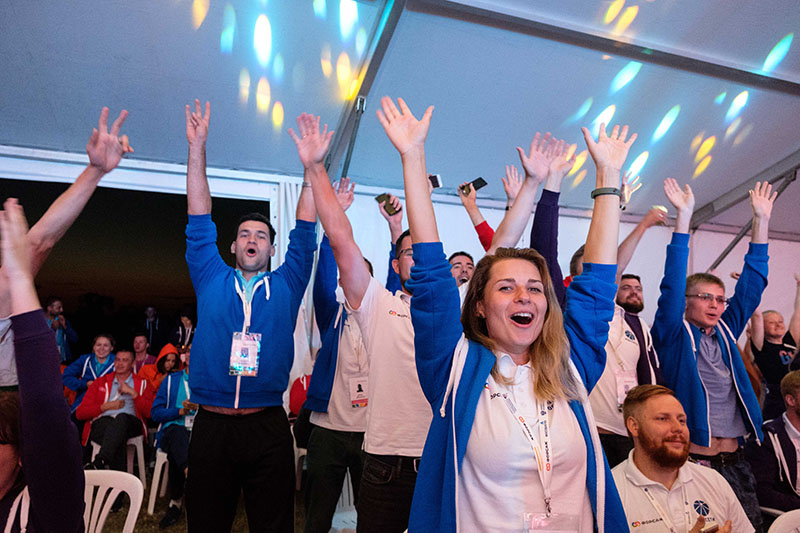 Молодежь на выставке. Форум 6. Девушка регистрирует участника форума. Форумная кампания молодежи. Мода 2008 в россии.