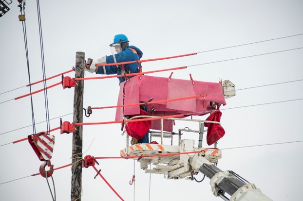 Электромонтер контактной сети. Центр работ под напряжением. Работа под напряжением работы верхолазные. Электромонтёр контактной сети на жд. Работа под напряжением.
