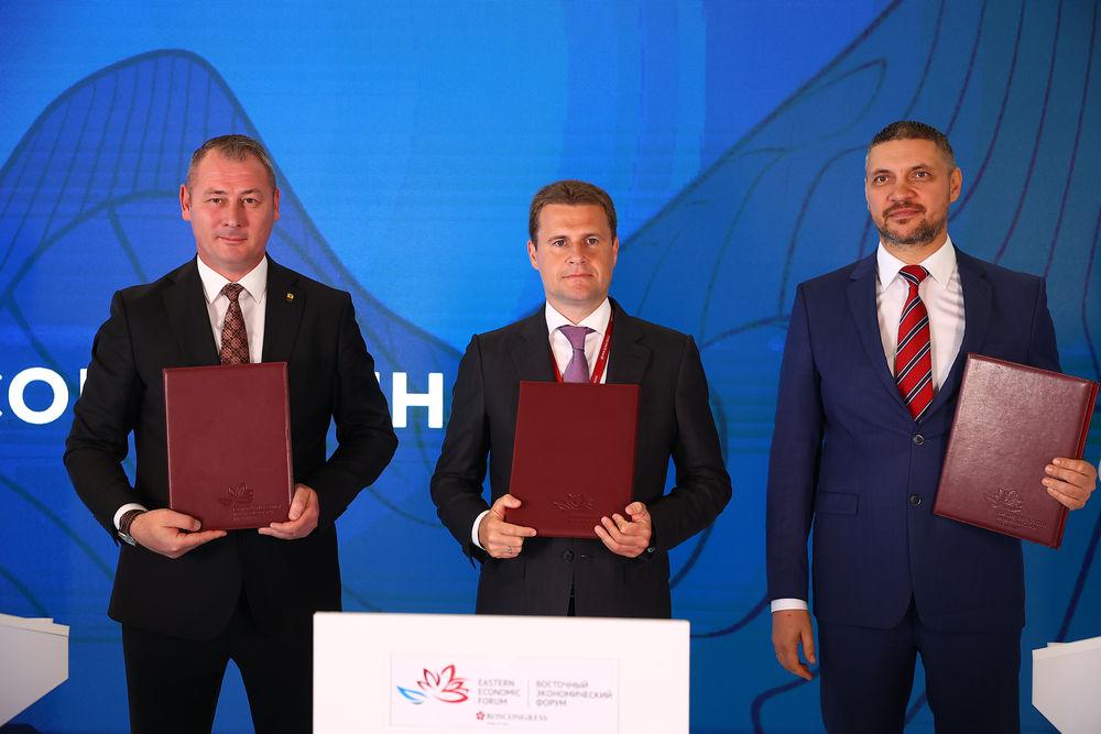 Темные улицы иномарки целуются