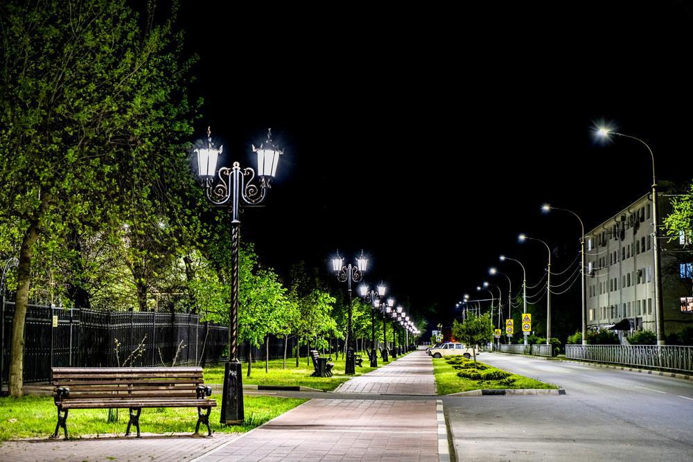 Новый город освещение. Екатеринбург татищева ночью. Новый город освещение. Ростов на дону пер соборный. Украшение города.