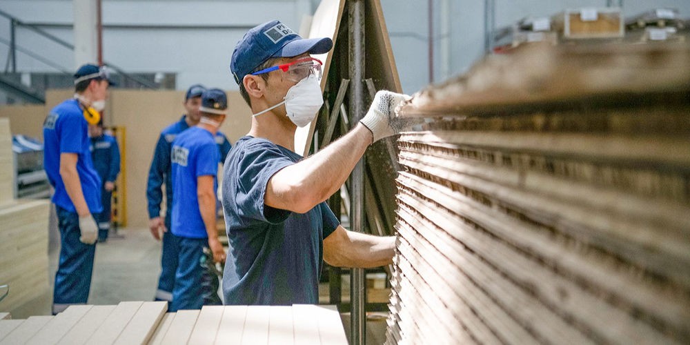 рабочие на стройке. строительные металлоконструкции. условия производства строительных работ. условия производства строительных работ. коэффициент стесненных условий строительства.