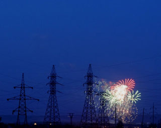 электрическая дуга вл 110 кв. кз лэп. замыкание на линии в 110,,кв. электрическая дуга на разъединителе 500 кв. опоры 110 кв короткое замыкание.