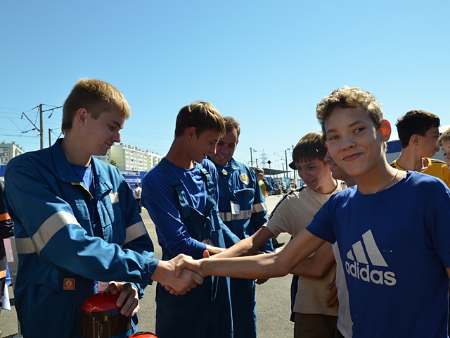 Мрск юга астраханьэнерго. Кудаков Астраханьэнерго. Андрей Кудаков Астраханьэнерго. День Энергетика Астраханьэнерго. МРСК Юга Астраханьэнерго соревнования фото