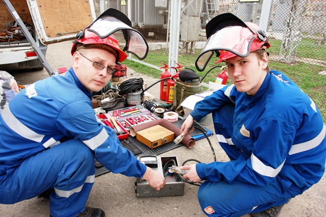 электрик. электромонтер. цех электриков. дежурный электрик вахта. бригада электромонтажников.